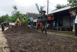 Pemerataan Jalan Desa, Anggota Satgas TMMD 110 Bojonegoro Bersama Warga Gotong Royong