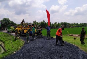 Aspal Jalan, Anggota Satgas TMMD 110 Bojonegoro Bersama Warga Gotong Royong