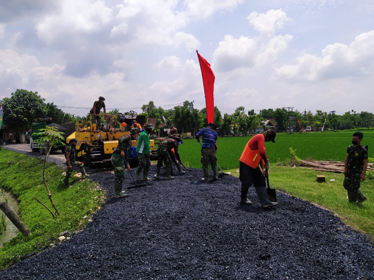 Aspal Jalan, Anggota Satgas TMMD 110 Bojonegoro Bersama Warga Gotong Royong