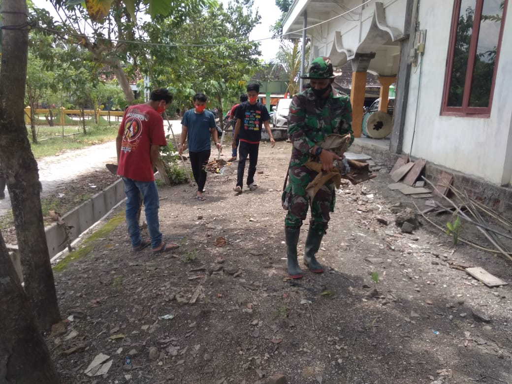 Satgas TMMD 110 Bojonegoro Melaksanakan Karya Bhakti Di Masjid Nurul Huda