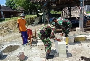 Anggota Satgas TMMD 110 Bojonegoro Membantu Pembuatan Rumah Warga