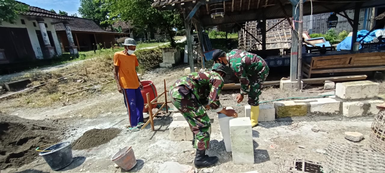 Anggota Satgas TMMD 110 Bojonegoro Membantu Pembuatan Rumah Warga
