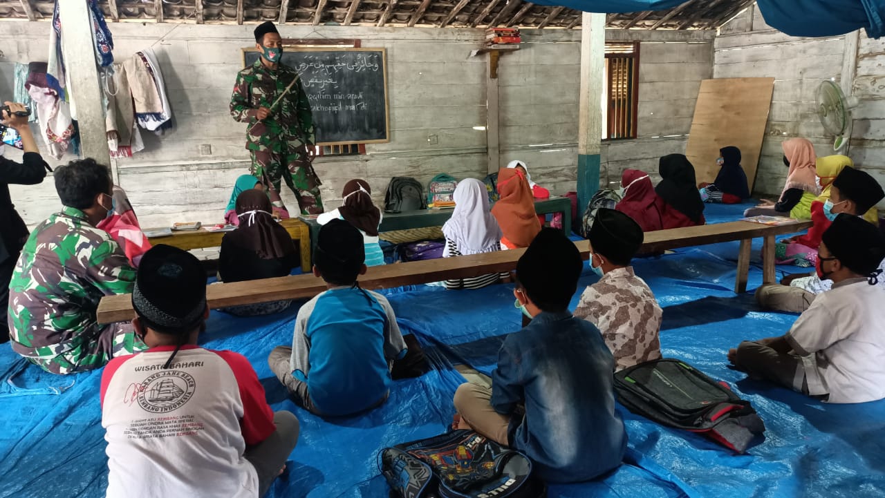 Anggota Satgas TMMD 110 Bojonegoro Mengajar Ngaji Di TPQ Dusun Nglambangan