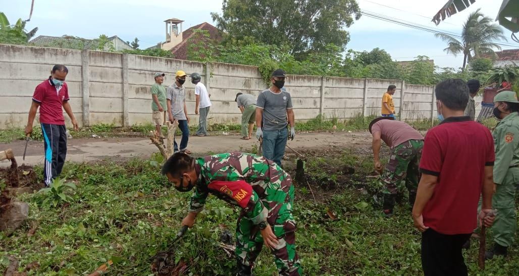 Babinsa Koramil 410-06/Kedaton Gotong Royong Bersama Warga