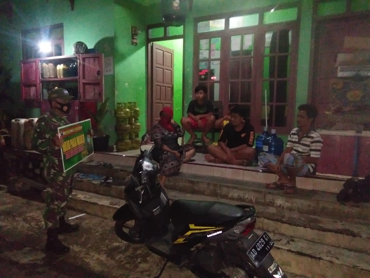 Koramil 17/Sidoharjo Gelar Patroli Malam Himbau Warga Selalu Jaga Jarak