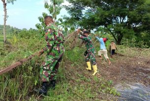 Satgas TMMD 110 Bojonegoro Dirikan Pagar Embung Jatimulyo Bersama Warga