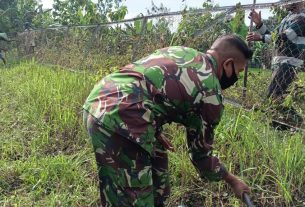 Satgas TMMD 110 Bojonegoro Bersihkan Rumput Liar Bareng Warga