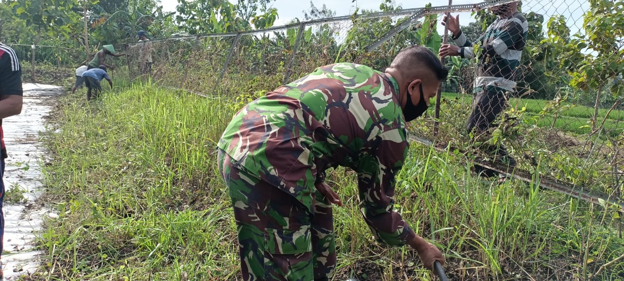 Satgas TMMD 110 Bojonegoro Bersihkan Rumput Liar Bareng Warga