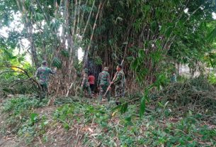 TNI Bojonegoro, Bersama Warga Potong Bambu Untuk Normalisasi Sungai Ngrancang