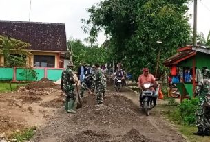 Warga Antusias Bantu Pembangunan Jalan Bersama Satgas TMMD 110 Bojonegoro