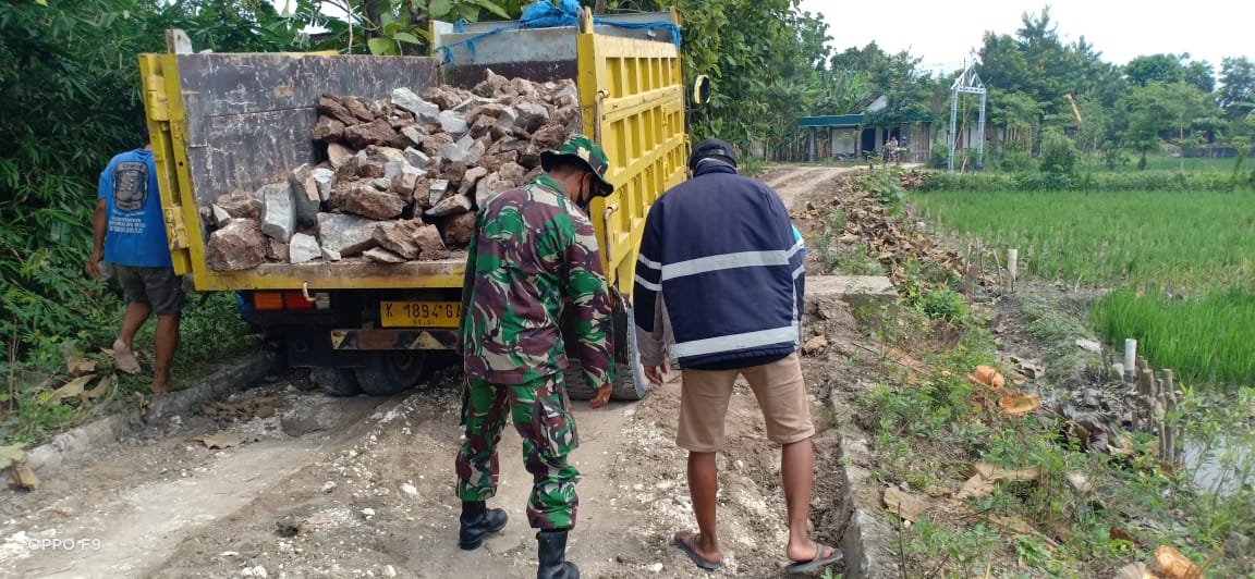 TMMD 110 Bojonegoro, Bahan Baku Batu Untuk Perbaikan Jalan Mulai Didatangkan