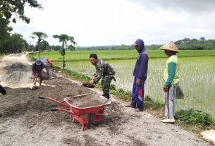 Kebut Pekerjaan Fisik TMMD 110 Bojonegoro, Satgas Pasang Batu Untuk Pemadatan Jalan