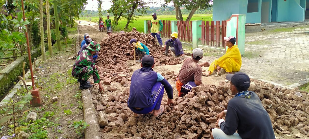 Penataan Batu Jalan Program TMMD Butuhkan Teknik Dan Kesabaran