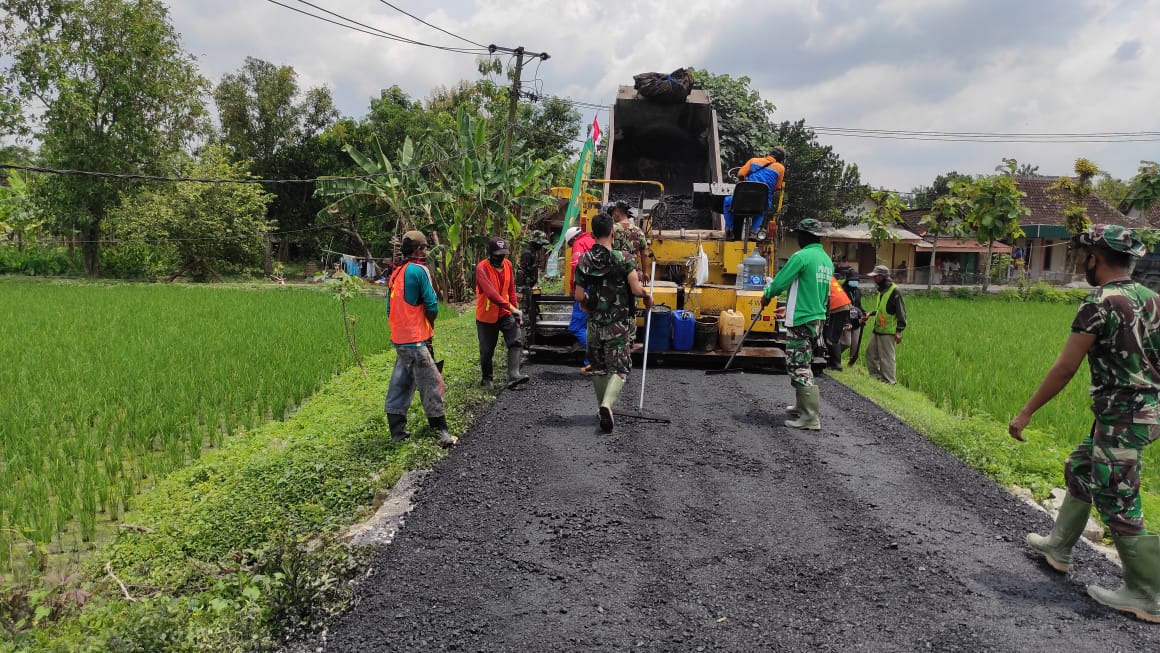 Satgas TMMD 110 Bojonegoro, Lakukan Pengaspalan Jalan Desa Ngrancang Tambakrejo