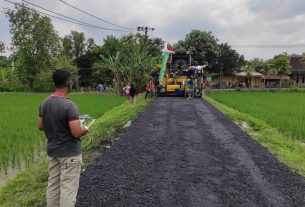 Gunakan Alat Berat, Pengaspalan Jalan TMMD 110 Bojonegoro Untuk Hasil Berkualitas