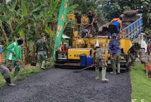 Inilah Kekompakkan TNI, Dan Warga Saat Lakukan Pengaspalan Jalan Program TMMD 110 Bojonegoro