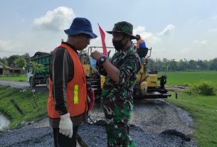 Pengaspalan Jalan, Satgas TMMD 110 Bojonegoro Tetap Patuhi Protokol Kesehatan