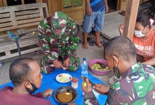 Kuliner Rujak Ala Satgas TMMD 110 Bojonegoro Saat Dirumah Singgah