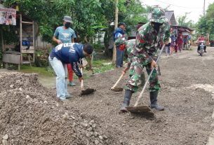Batu Pembangunan Jalan, Diratakan Satgas TMMD 110 Bojonegoro Bersama Warga Ngrancang