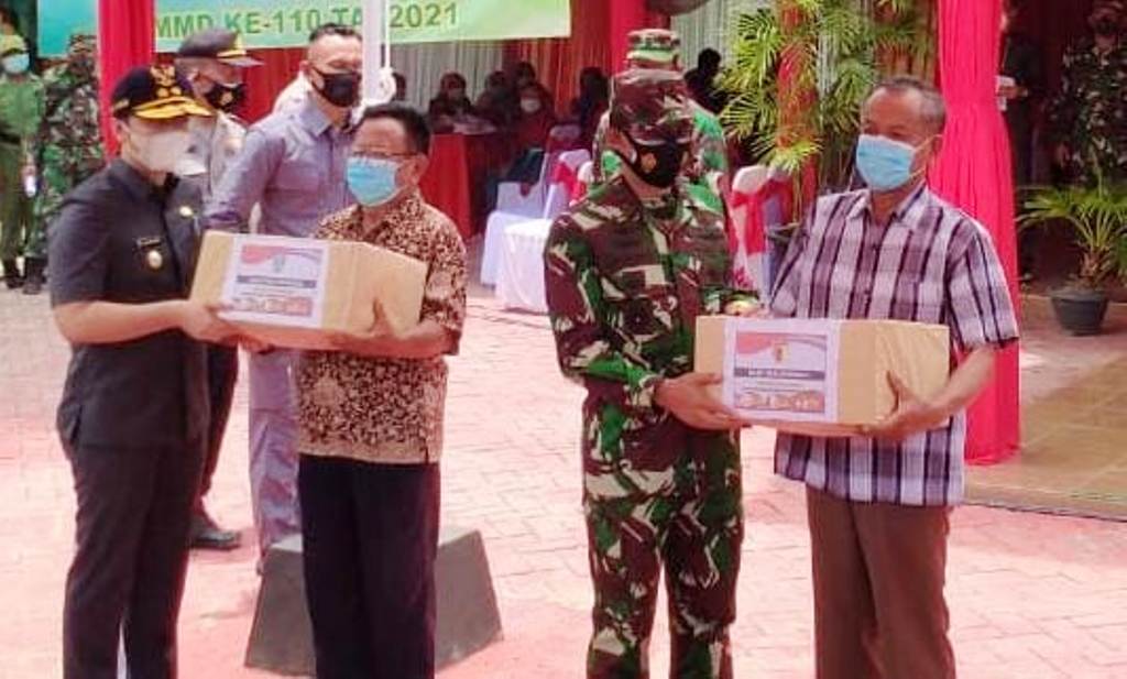 Warga Dua Desa Di Tambakrejo Dapat Bantuan Dari Pangdam V/Brawijaya