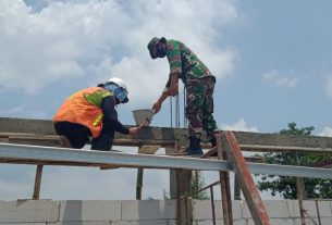 Gotong-Royong, Anggota TMMD 110 Bojonegoro Bangun Ruang Kelas SDN Ngrancang