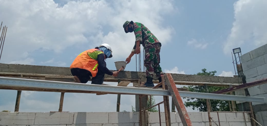 Gotong-Royong, Anggota TMMD 110 Bojonegoro Bangun Ruang Kelas SDN Ngrancang