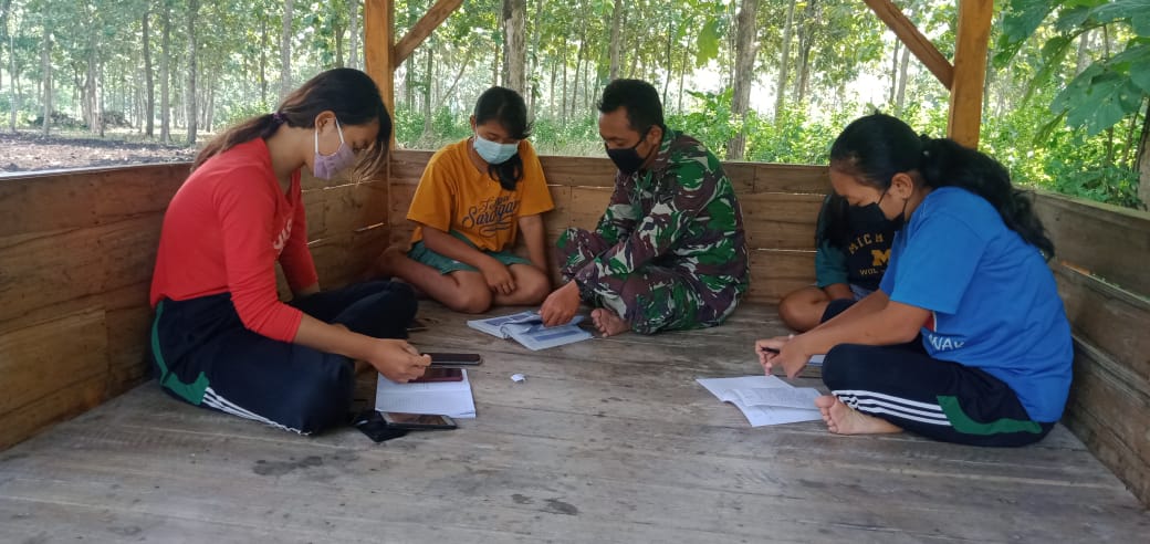 Ala Satgas TMMD 110 Bojonegoro Dekati Anak-Anak Ngrancang
