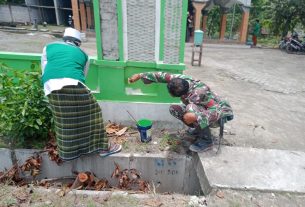 Satgas TMMD 110 Kodim 0813 Bojonegoro Bantu Pengecatan Masjid