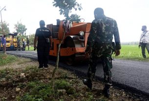 Pasiter Kodim Bojonegoro Kawal Pengaspalan Jalan Program TMMD 110 Bojonegoro