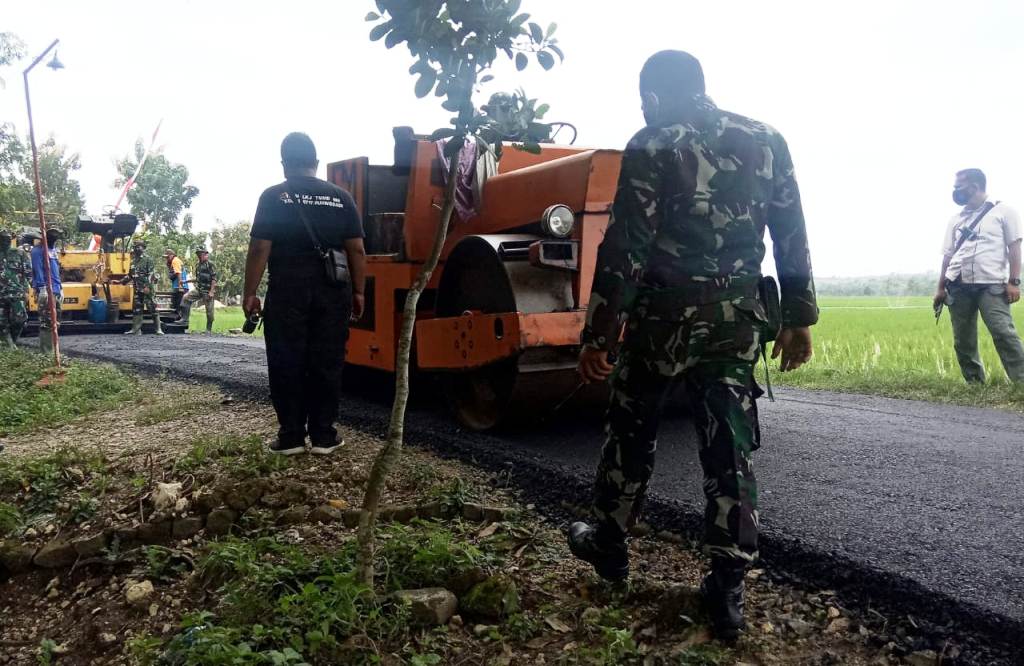 Pasiter Kodim Bojonegoro Kawal Pengaspalan Jalan Program TMMD 110 Bojonegoro