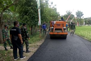 Percepat Pekerjaan, Dansatgas TMMD 110 Bojonegoro Monitoring Pengaspalan Jalan