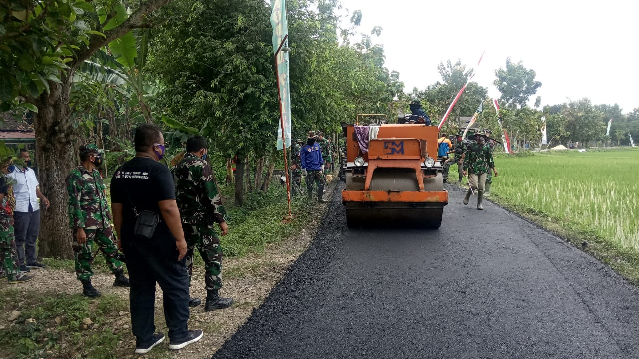 Percepat Pekerjaan, Dansatgas TMMD 110 Bojonegoro Monitoring Pengaspalan Jalan