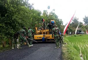 Pengaspalan Jalan Dikawal Dansatgas TMMD 110 Bojonegoro