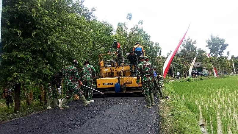 Pengaspalan Jalan Dikawal Dansatgas TMMD 110 Bojonegoro