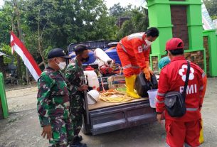 Bersama PMI Bojonegoro, Satgas TMMD 110 Tambakrejo Kompak Lakukan Penyemprotan Desinfektan