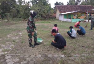 Satgas TMMD 110 Bojonegoro Karya Bakti Bersama Pemuda Kalongan