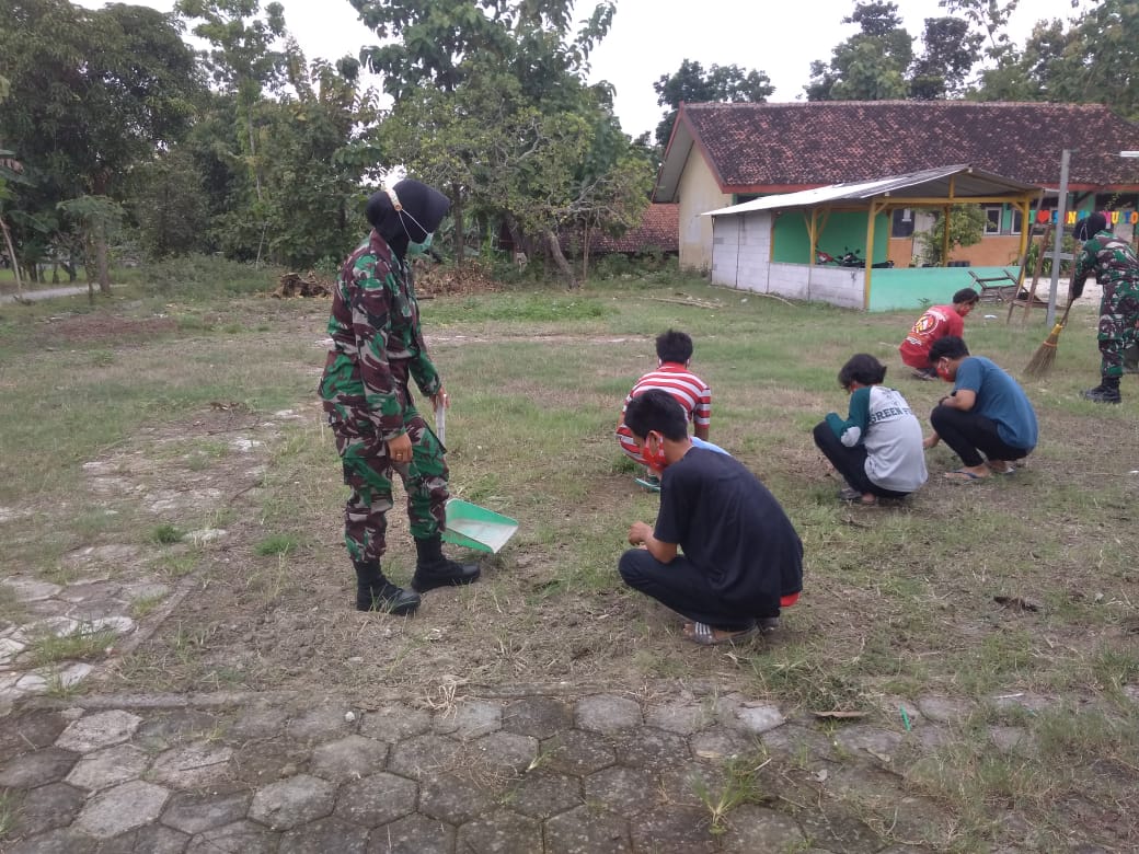Satgas TMMD 110 Bojonegoro Karya Bakti Bersama Pemuda Kalongan