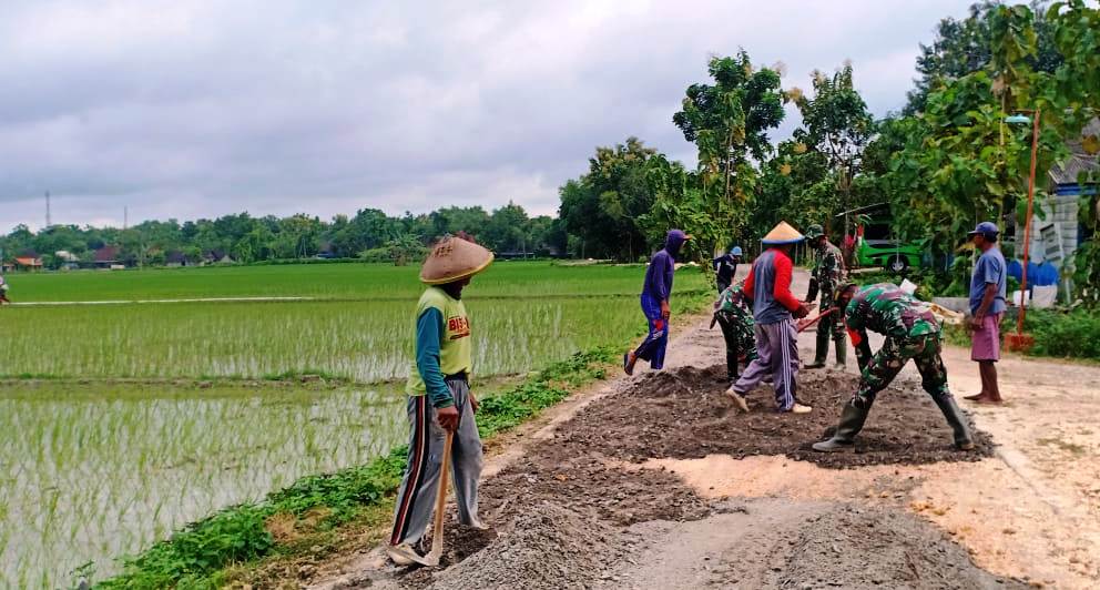 TNI Bangun Desa, Warga Ngrancang Tambakrejo Bojonegoro Gembira