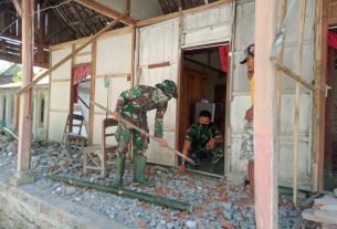 Penuh Semangat, Satgas TMMD 110 Bojonegoro Bantu Perbaikan Rumah Anshori