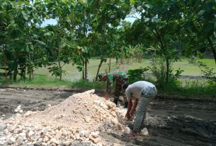 TNI dan Warga Gotong-Royong Perbaiki Jalan Ngrancang Tambakrejo Bojonegoro