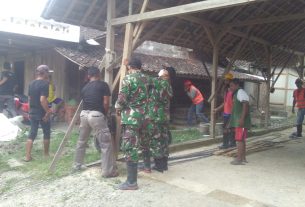 Rawan Ambruk, Anggota TMMD 110 Bojonegoro Bantu Perbaikan Rumah Warga Jatimulyo