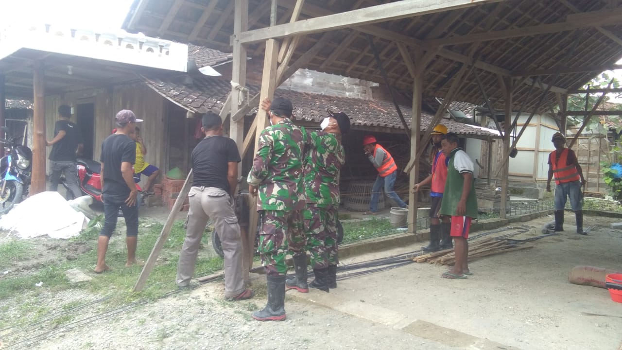 Rawan Ambruk, Anggota TMMD 110 Bojonegoro Bantu Perbaikan Rumah Warga Jatimulyo