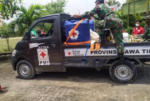 Satgas TMMD 110 Bojonegoro Bantu Pengisian Cairan Desinfektan