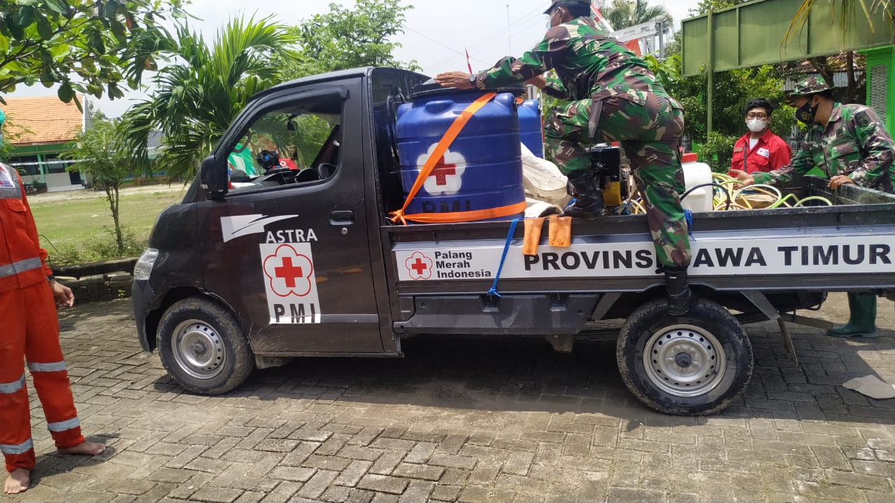 Satgas TMMD 110 Bojonegoro Bantu Pengisian Cairan Desinfektan