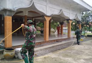 Kompak Dengan PMI Bojonegoro, Satgas TMMD 110 Di Tambakrejo Semprotkan Cairan Disinfektan