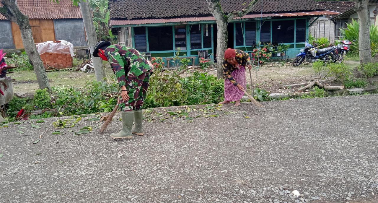 Satgas TMMD 110 Bojonegoro Bersihkan Halaman Rumah Warga