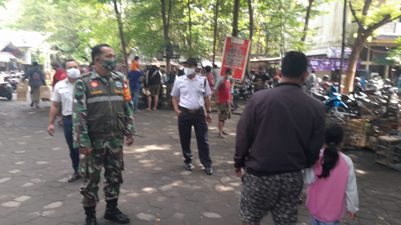 Percepat penanganan Covid-19, Babinsa Manahan Laksanakan Kegiatan PPKM Penanganan Covid-19