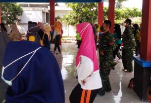 Anggota Satgas TMMD 110 Bojonegoro Melaksanakan Olahraga Di Balai Desa