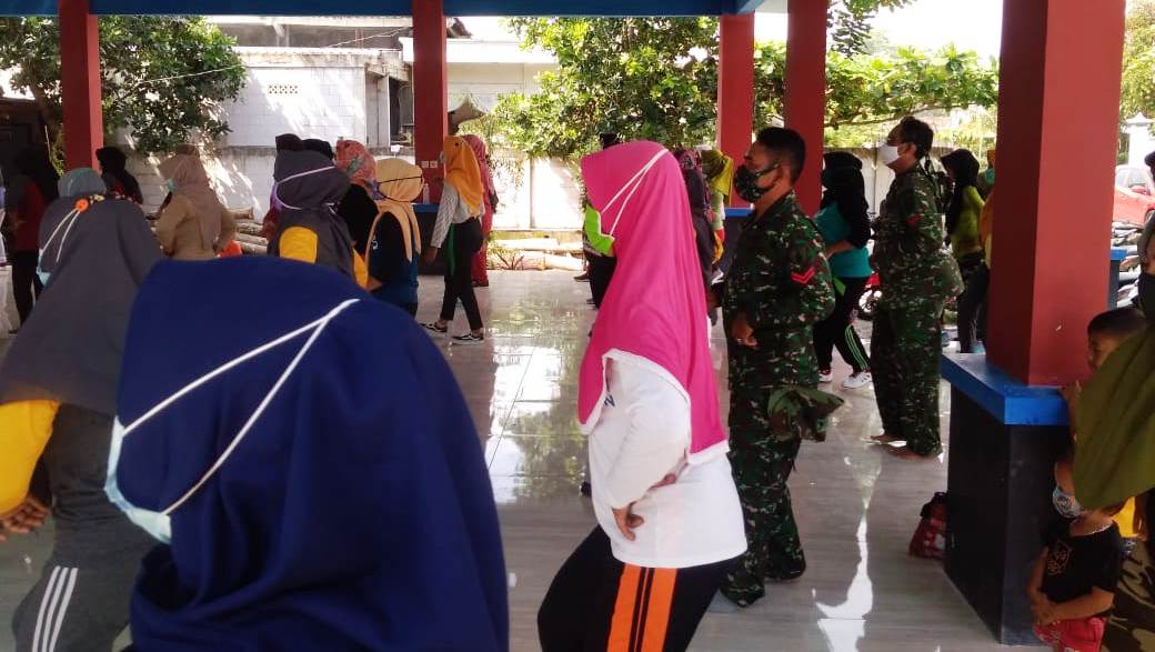 Anggota Satgas TMMD 110 Bojonegoro Melaksanakan Olahraga Di Balai Desa