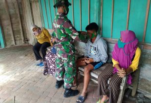 Anggota Satgas TMMD 110 Bojonegoro Membantu Melaksanakan Penertiban Masker